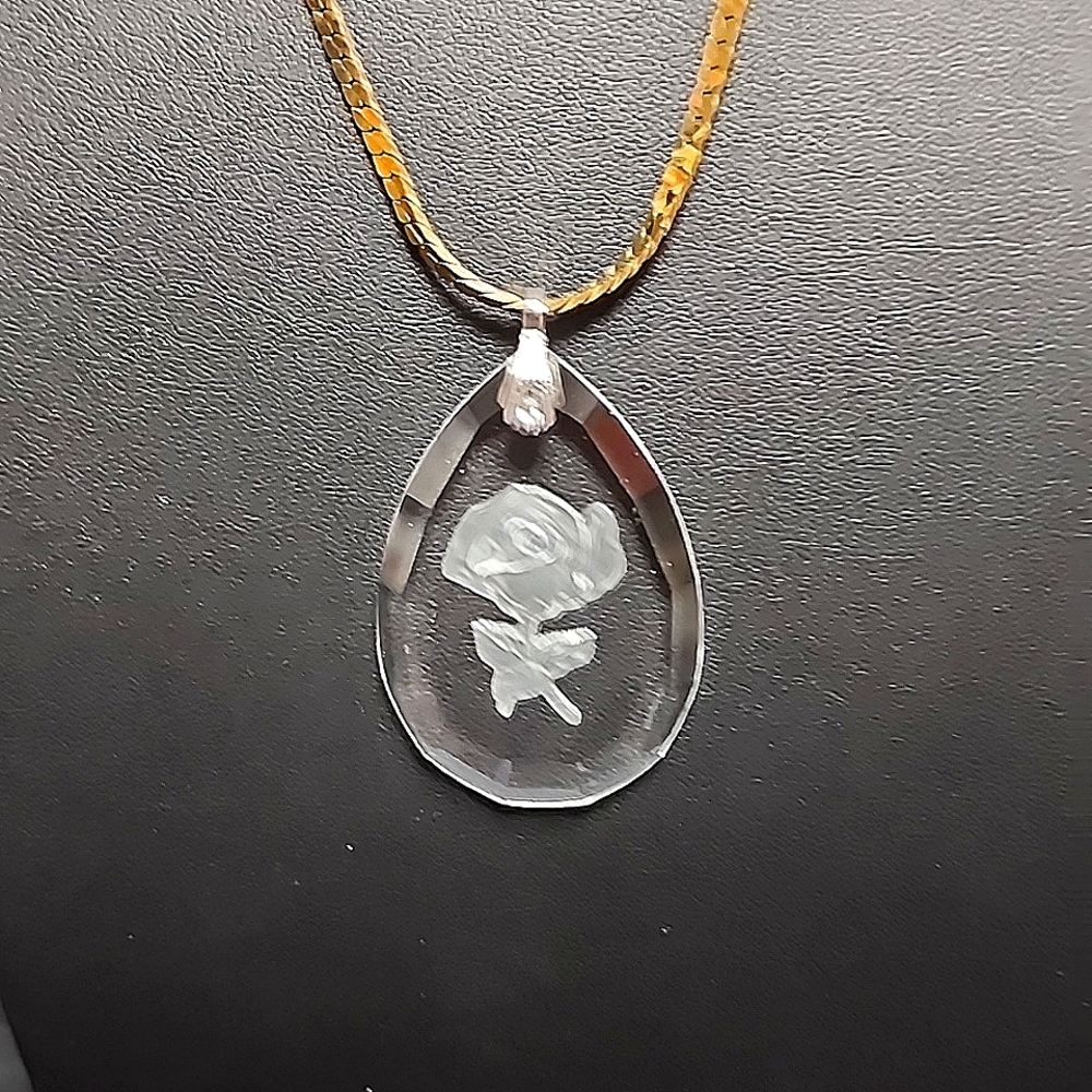 FAUX GOLD 18" NECLACE WITH TRANSPARENT ROSE MEDALLION.